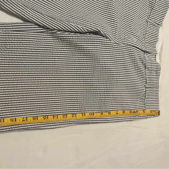 BCBG maxazria blue/white seersucker cotton shorts. - Picture 4 of 6